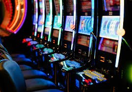 Meja blackjack dealer langsung Microgaming dengan dealer dan kartu terlihat jelas dari sudut pandang pemain